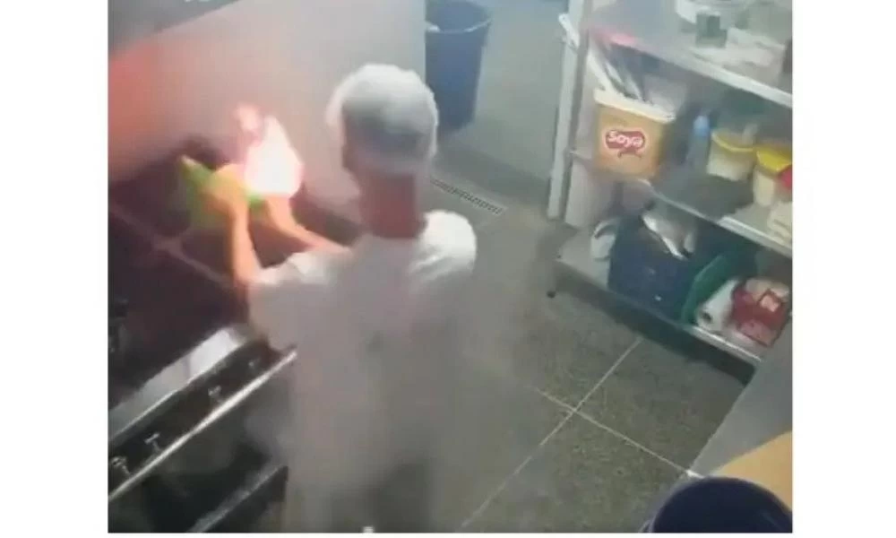 Τουρκία: Βίντεο που σοκάρει-Μάγειρας έριξε νερό σε...καμένο λάδι και τυλίχτηκε στις φλόγες